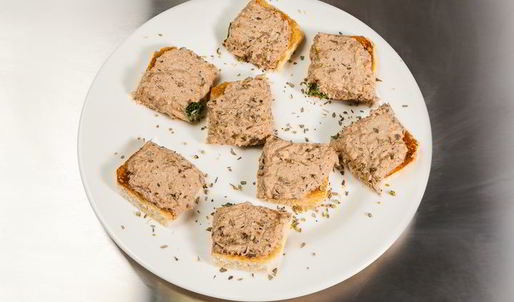 открытый сэндвич с тунцом