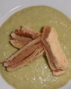 Слоеные сэндвичи с салями и пюре из лук-порея