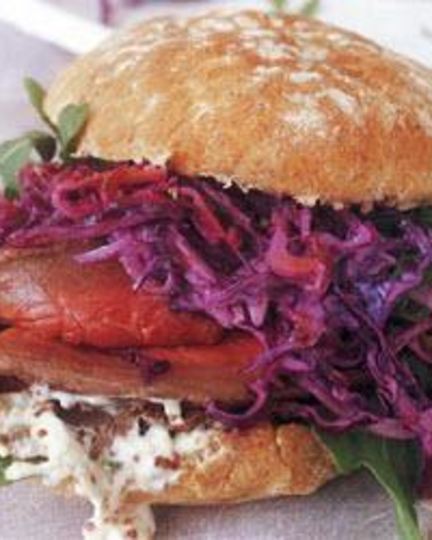 Рецепт сэндвича из ростбифа с капустно-свекольным салатом