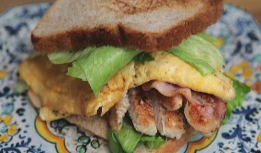 сэндвич с индейкой и беконом