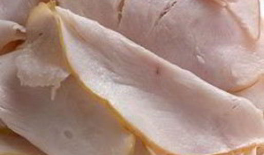 сэндвич с индейкой, листовым салатом и помидором