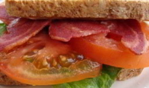 сэндвич с индейкой, листовым салатом и помидором