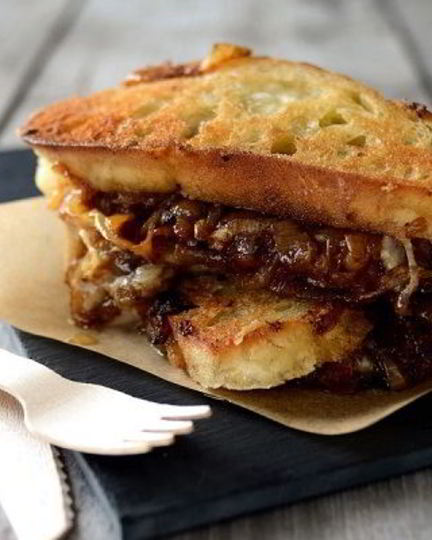 Рецепт сэндвича с карамелизированным луком