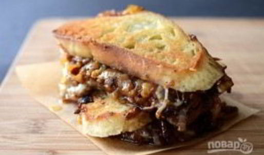 сэндвич с карамелизированным луком