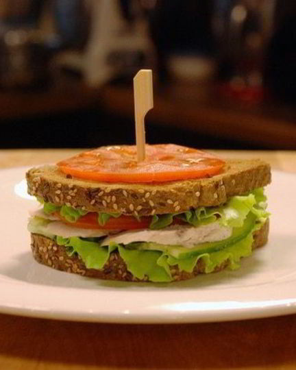 Рецепт сэндвич с отварным куриным филе и овощами