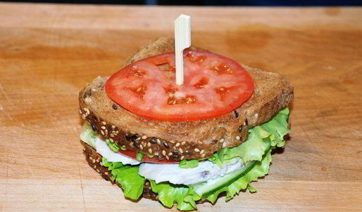 сэндвич с отварным куриным филе и овощами