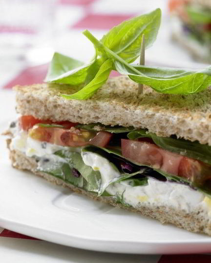 Рецепт сэндвича с помидорами и пряным яичным кремом