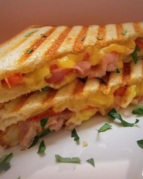 Сэндвич с сыровяленым беконом и сыром на гриле