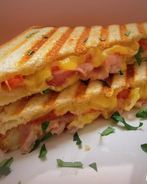 Сэндвич с сыровяленым беконом и сыром на гриле