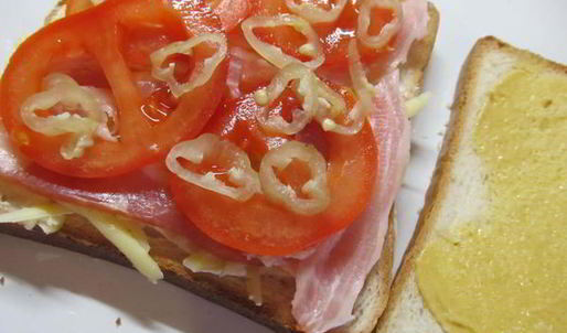 сэндвич с сыровяленым беконом и сыром на гриле