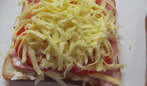 сэндвич с сыровяленым беконом и сыром на гриле