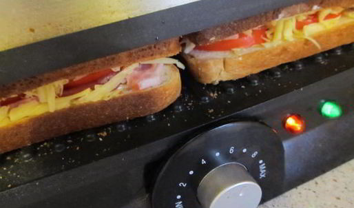 сэндвич с сыровяленым беконом и сыром на гриле