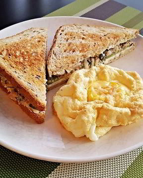 Сэндвич с тунцом и яичным облаком