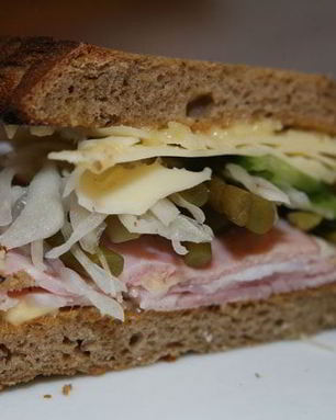 Сэндвич с ветчиной, соленьями и сыром