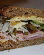 Сэндвич с ветчиной, соленьями и сыром