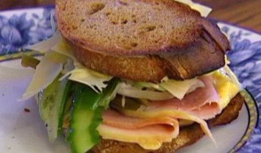 сэндвич с ветчиной, соленьями и сыром