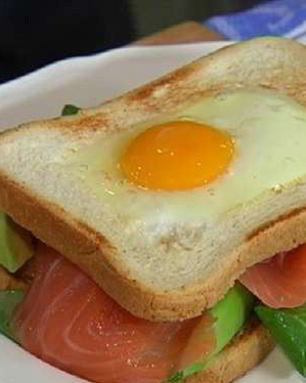 Сэндвич с яйцом, семгой и авокадо