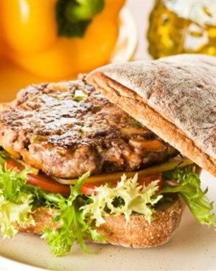 Сэндвич с жареной говядиной, сыром и соусом с хреном