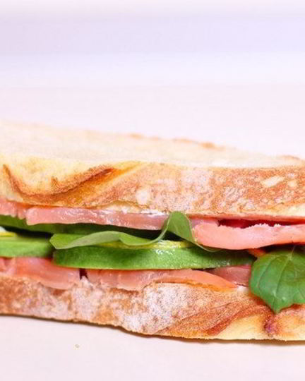 Рецепт сэндвича со слабосоленой семгой и авокадо