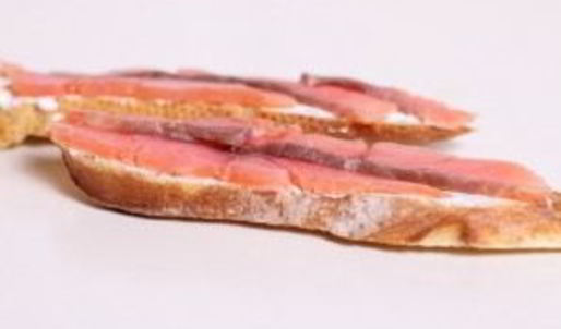 сэндвич со слабосоленой семгой и авокадо