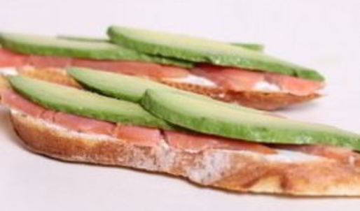 сэндвич со слабосоленой семгой и авокадо