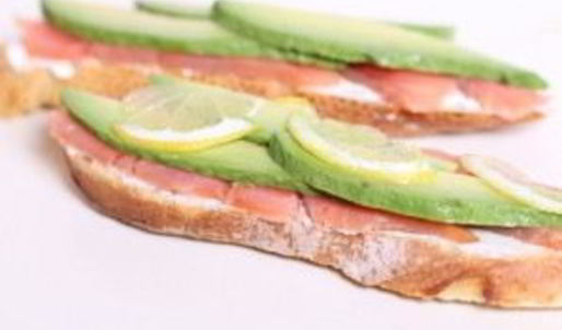 сэндвич со слабосоленой семгой и авокадо