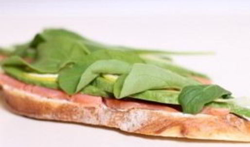 сэндвич со слабосоленой семгой и авокадо