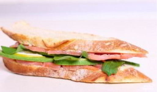 сэндвич со слабосоленой семгой и авокадо