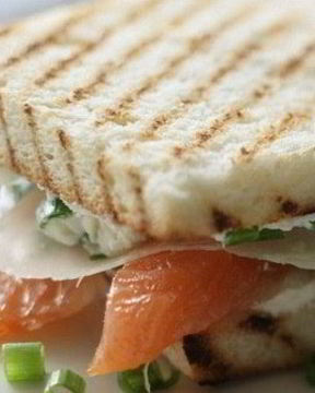 Сэндвич со слабосоленой семгой и сливочным сыром