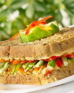 Сэндвич со свежими овощами и сыром