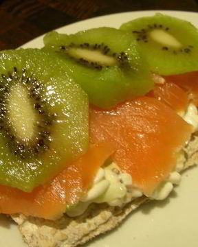 Сэндвичи с копченым лососем и киви