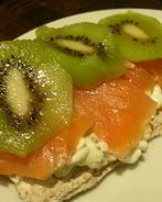 Сэндвичи с копченым лососем и киви