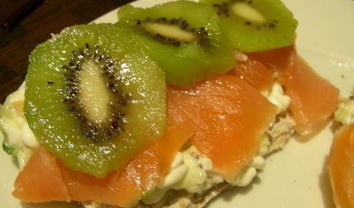 сэндвичи с копченым лососем и киви