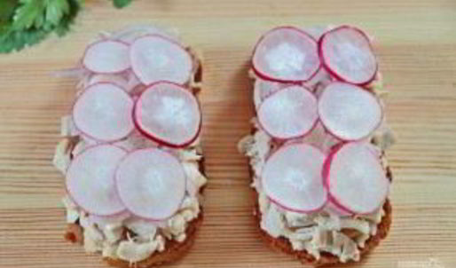 сэндвичи с курицей, редисом и фасолью