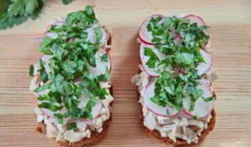 сэндвичи с курицей, редисом и фасолью