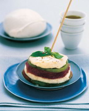 Сэндвичи с моцареллой, маринованным тунцом и зелеными помидорами