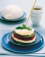 Сэндвичи с моцареллой, маринованным тунцом и зелеными помидорами