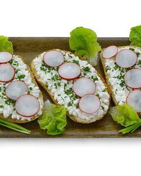 Сэндвичи с редиской, зеленым луком, кунжутом и имбирем