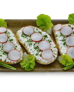 Сэндвичи с редиской, зеленым луком, кунжутом и имбирем