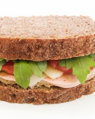 Сэндвичи со свежим мясным хлебом, рукколой, майонезным соусом и целнозерновым хлебом