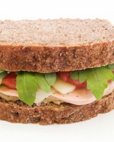 Рецепт сэндвичей со свежим мясным хлебом, рукколой, майонезным соусом и целнозерновым хлебом