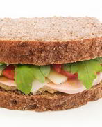 Сэндвичи со свежим мясным хлебом, рукколой, майонезным соусом и целнозерновым хлебом