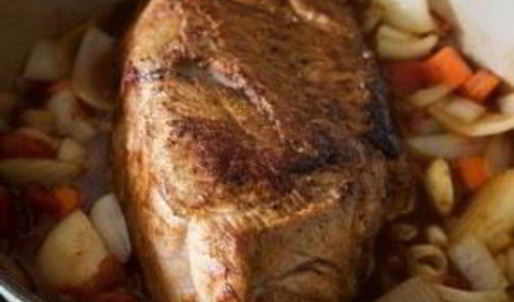 сэндвичи со свининой, жареной в пиве с овощами