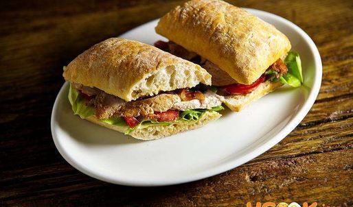 теплый сэндвич с куриной грудкой