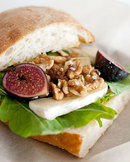 Рецепт утреннего сэндвича с камамбером и инжиром