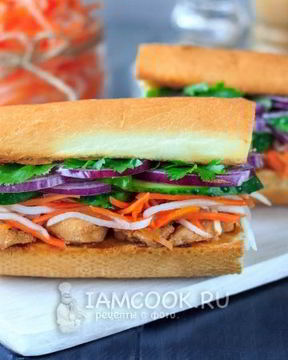 Вьетнамский сэндвич Бан Ми с курицей
