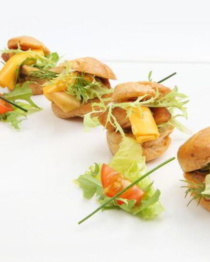 Рецепт заварного мини-сэндвича с сырным ассорти, маринованной грушей и листьями