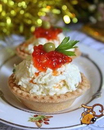 Рецепт новогодних тарталеток с салатом и красной икрой