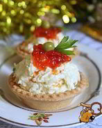 Новогодние тарталетки с салатом и красной икрой