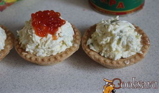 новогодние тарталетки с салатом и красной икрой